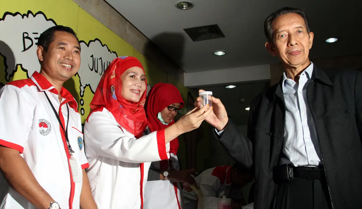 Salah satu anggota komisioner KPK, Zulkarnaen (kanan), menyerahkan urine kepada petugas BNN untuk dilakukan tes, (11/8/2014). (Liputan6.com/Panji Diksana) 