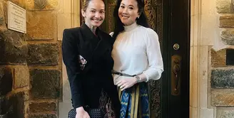 Berpose bersama ketua DWP KBRI Washington DC, Enzy tampak menawan dalam balutan blazer asimetris dan rok pensil motif batik.