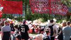 Para fans Liverpool memberikan penghormatan kepada Diogo Jota di luar stadion Liverpool, Anfield, (AP Photo/Ian Hodgson)