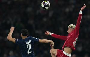 Pemain PSG Achraf Hakimi (kiri) dan pemain Liverpool Hugo Ekitike berebut bola pada laga leg pertama perempat final Liga Champions antara PSG vs Liverpool di Paris, Rabu, 8 April 2026. (AP Photo/Thibault Camus)