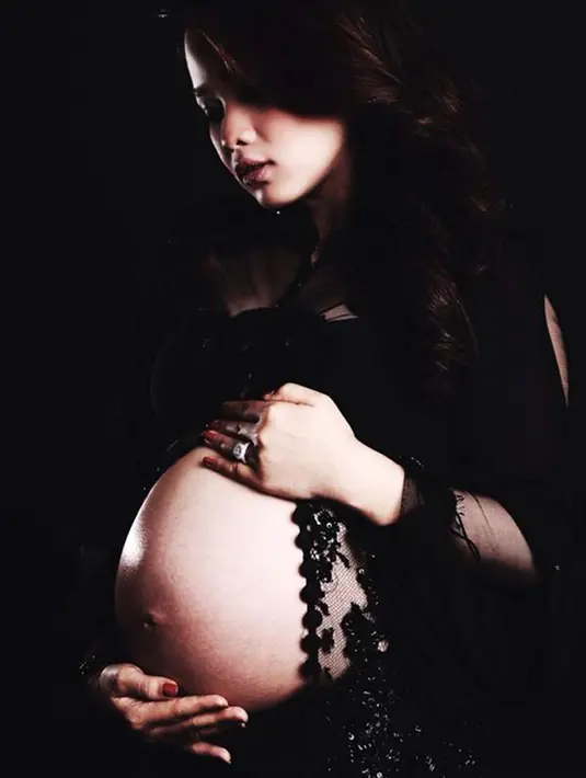 Winda Viska, artis jebolan pencarian bakat, mengabadikan kehamilannya sejak masih kecil. Bersama suami, ia mengabadikan dan akan dijadikan pajangan di kamarnya. (Instagram)