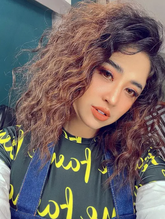 Banyak warganet yang menyukai style-nya pada malam saat menjadi juri D'Academy. Pedangdut cantik ini bahkan membuat penonton setia pencinta dangdut tak bosan menonton acaranya sampai malam. Gaya rambutnya yang stunning itu membuatnya disebut mirip pemeran telenovela Marimar. (Liputan6.com/IG/@dewiperssik9)