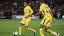 Penyerang PSG, Kylian Mbappe (kanan) dan Neymar saat bertanding melawan Metz pada laga lanjutan Ligue 1 di stadion Longeville-les-Metz, Prancis (8/9). PSG menang 5-1 atas Metz, Mbappe dan Neymar mencetak satu gol. (AFP Photo/Patrick Hertzog)