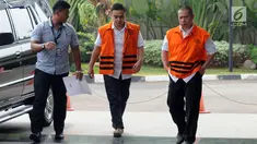 Dua tersangka Eka Kamaludin (kiri) dan Kabag ULP Purbalingga Hadi Iswanto (kanan) tiba untuk menjalani pemeriksaan oleh penyidik di gedung KPK, Jakarta, Kamis (12/7). (Merdeka.com/Dwi Narwoko)