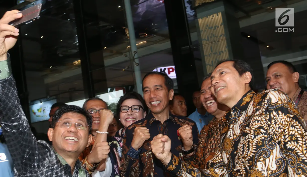 Presiden Joko Widodo berswafoto bersama pimpinan KPK pada peringatan Hari Antikorupsi Sedunia (Hakordia) 2018 di Jakarta, Selasa (4/12). Sejumlah ketua umum dan sekretaris jenderal partai politik menghadiri kegiatan ini. (Liputan6.com/Angga Yuniar)