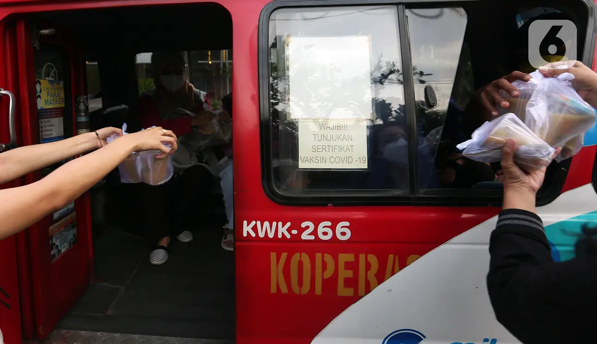 Jemaat membagikan takjil kepada masyarakat menjelang buka puasa di Gereja GPIB Effatha, Jakarta, Rabu (20/4/2022). Momen menjelang buka puasa Ramadhan digunakan jemaat GPIB Effatha berbagi takjil gratis untuk kaum Muslimin di Jalan Melawai, tepatnya di depan gereja itu. (Liputan6.com/Johan Tallo)