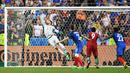 Kiper Prancis, Hugo Lloris, berusaha menghalau serangan pemain Portugal pada laga final Piala Eropa 2016 di Stade de France, Saint-Denis, Senin (11/7/2016) dini hari WIB. (AFP/Patrik Stollarz)