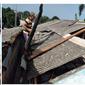 Salah seorang warga Kelurahan Pengasinan, Kecamatan Sawangan, Kota Depok, sedang melakukan perbaikan atap rumah yang rusak karena angin puting beliung (Istimewa)