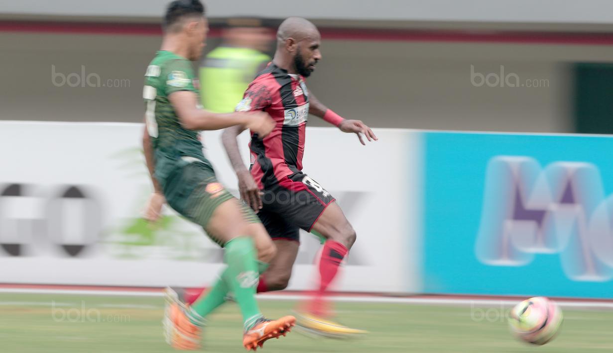 Aksi pemain Persipura Jayapura, Boaz Solossa melewati adangan pemain PS TNI, Andy Setyo  pada lanjutan Liga 1 2017 di Stadion Patriot, Bekasi (4/11/2017). PS TNI menang 2-1. (Bola.com/Nick Hanoatubun)