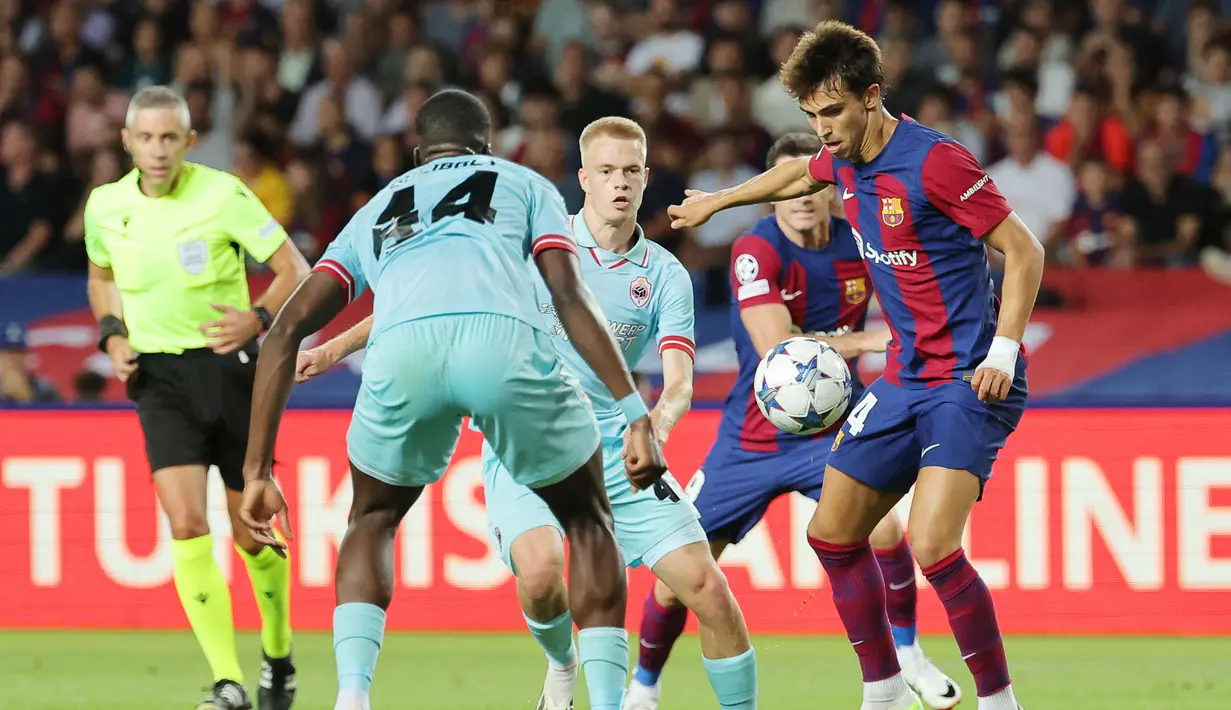 Pemain Barcelona Joao Felix, berusaha melewati pemain Antwerp FC, Soumaila Coulibaly, pada laga Liga Champions di Estadio Olimpico Lluis Companys, Barcelona, Rabu (20/9/2023). Barca menang lima gol tanpa balas. (AFP/Lluis Gene)