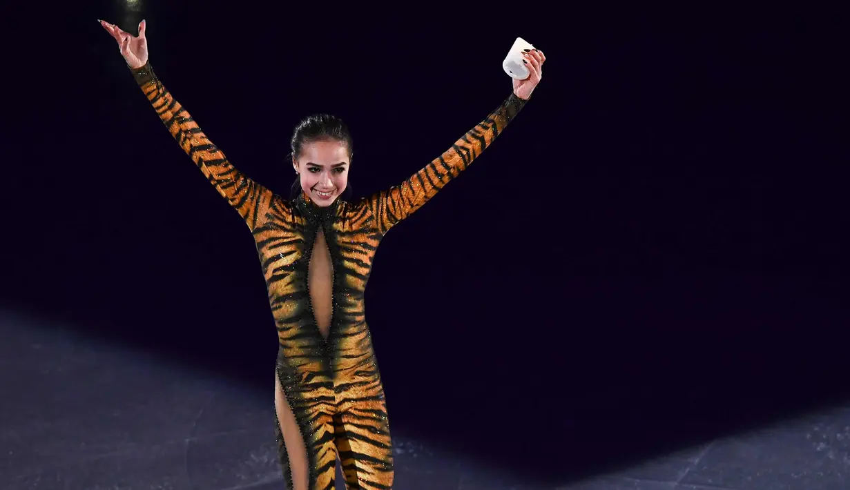 Alina Zagitova dari Rusia tersenyum sebelum melakukan pertunjukan gala skating di Gangneung Oval di Gangneung (25/2). Alina merupakan peraih medali emas cabang figure skating di Olimpiade Musim Dingin Pyeongchang 2018. (AFP Photo/Aris Messinis)