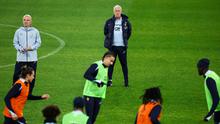 Dengan sisa laga Grup D kualifikasi Piala Dunia 2026 zona Eropa yang hanya dua pertandingan lagi, tim racikan pelatih Didier Deschamps ini hanya membutuhkan tambahan tiga angka untuk mengamankan posisi teratas sekaligus meraih tiket ke putaran final yang digelar di Amerika Utara. Tampak dalam foto, pelatih kepala Prancis Didier Deschamps (tengah) dan asistennya Guy Stephan (kiri) memantau dan memimpin sesi latihan di Stadion Parc des Princes, Paris, pada Rabu 12 November 2025. (FRANCK FIFE/AFP)