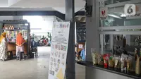 Kios milik pelaku usaha mikro, kecil, dan menengah (UMKM) di kawasan terpadu Stasiun Tebet, Jakarta, Sabtu (6/11/2021). Dinas PPKUKM Provinsi DKI Jakarta menyediakan 72 kios untuk UMKM yang telah bergabung menjadi anggota Jakpreneur.  (Liputan6.com/Herman Zakharia)