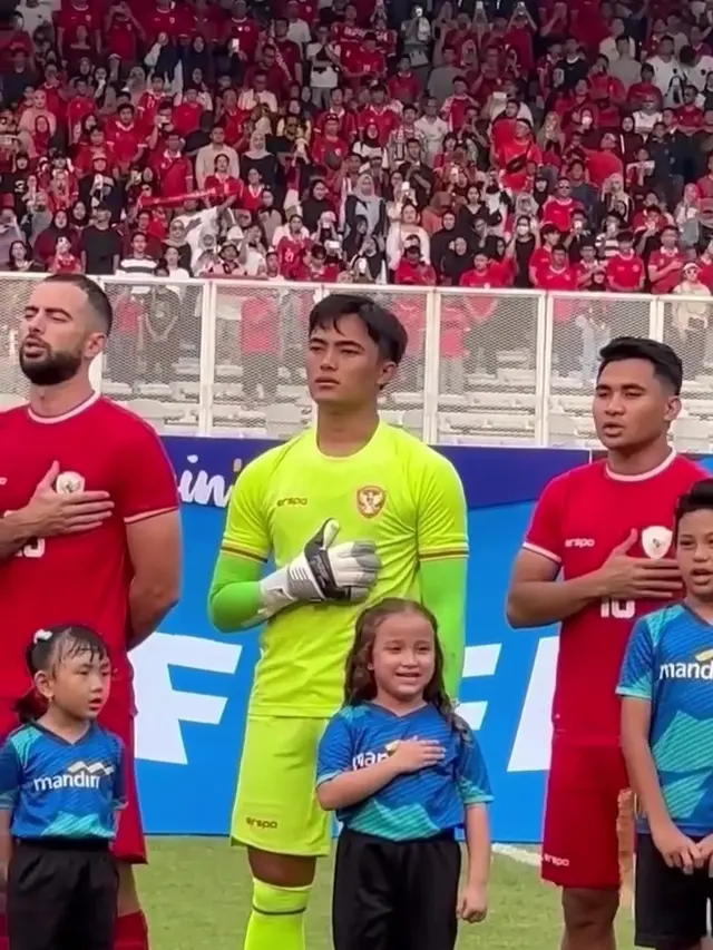 Potret Nafisha Cicit Elvy Sukaesih Jadi Pendamping Penjaga Gawang Tim Garuda Ernando Ari, hingga Minta Tanda Tangan Erick Thohir