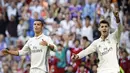 Cristiano Ronaldo  dan Alvaro Morata (kanan) melakukan protes kepada wasit saat melawan Eibar pada lanjutan La Liga Spanyol 2016-2017 di Stadion Santiago Bernabeu, Madrid, Minggu (2/10/2016). (EPA/Emilio Naranjo)