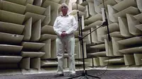 Seorang teknisi Microsoft berada di Microsoft’s Audio Lab yang mendapat predikat tempat paling sunyi di muka bumi. Foto: Microsoft.
