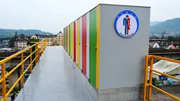 Sejumlah toilet umum yang terletak di jembatan pejalan kaki setinggi 6 meter (19,7 kaki) di Chongqing, Tiongkok (23/2). Sedangkan bawah toilet umum ini ialah jalan raya yang menjadi tempat lalu lalang kendaraan. (AFP Photo/China Out)