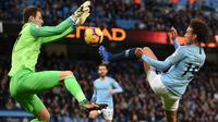 Kiper Bournemouth, Asmir Begovic, berebut bola dengan gelandang Manchester City, Leroy Sane, pada laga Premier League di Stadion Etihad, Manchester, Sabtu (1/12). City menang 3-1 atas Bournemouth. (AFP/Oli Scarff)