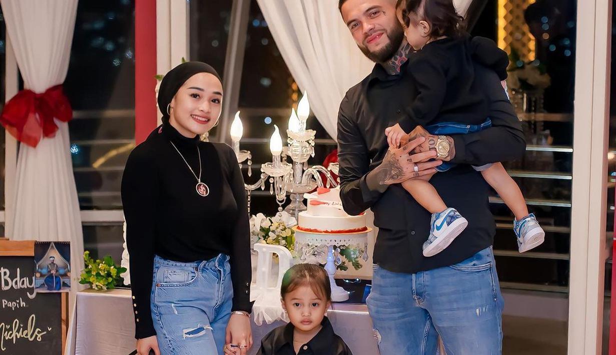 Sebelum menikmati hidangan, Diego Michiels serta istri dan kedua putrinya menyempatkan diri untuk berpose dengan latar belakang meja yang sudah dihias. (Foto: Instagram/@diegomichiels24)