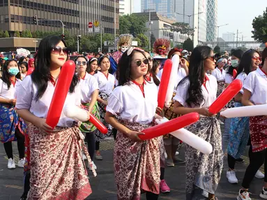 Srikandi Milenial menggelar flash dance di Car Free Day (CFD) kawasan Thamrin, Jakarta, Minggu (29/9/2019). Mereka mengajak warga menari bersama para pengunjung CFD. (Liputan6.com/Herman Zakharia)