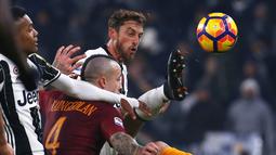 Pemain Juventus, Claudio Marchisio (kanan), berebut bola dengan pemain AS Roma, Radja Nainggolan, dalam laga pekan ke-17 Serie A 2016-2017 di Juventus Stadium, Sabtu (17/12/2016) waktu setempat. (AFP/Marco Bertorello)