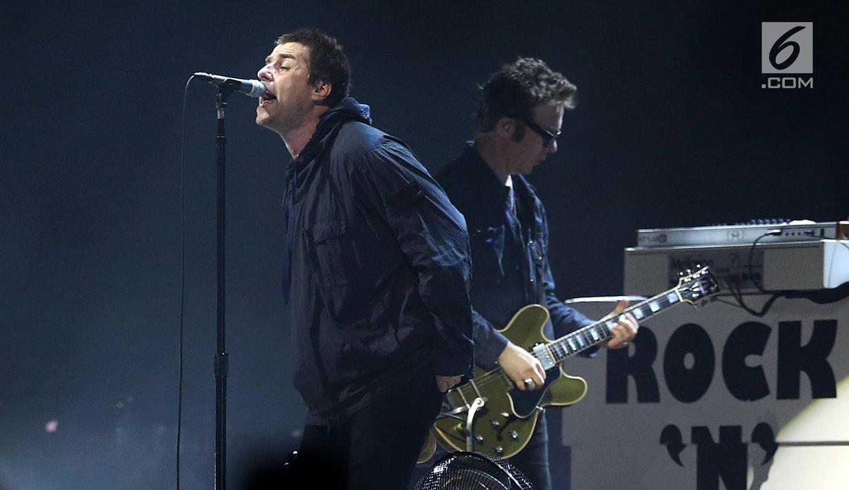 Mantan vokalis Oasis Liam Gallagher hibur penggemarnya saat membawakan lagu dalam konser musik Liam Gallagher of OASIS - World Tour 2018 di Ecovention Hall Ancol, Jakarta, Minggu (14/1). (Liputan6.com/Johan Tallo)