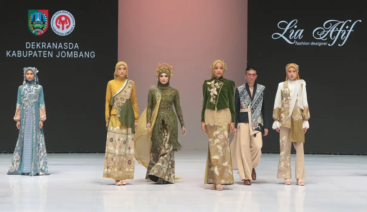 Model memperagakan busana berbahan Batik Tulis Jombang dalam koleksi AKASA DHARANI karya Lia Afif pada Indonesia Fashion Week (IFW) 2026 di Jakarta, Jumat, 31 Juli 2026. (KLY/Budy Santoso)