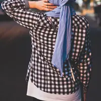 Ilustrasi perempuan berhijab. (dok. unsplash.com/Asnida Riani)