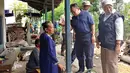 Cagub Jateng nomor urut dua Sudirman Said menyapa warga saat mengunjungi korban banjir di Tegal, Jawa Tengah, Kamis (15/2). Sudriman berjanji akan mengkaji ulang tata ruang di Jawa Tengah agar banjir tak terulang kembali. (Liputan6.com/Fajar Eko Nugroho)
