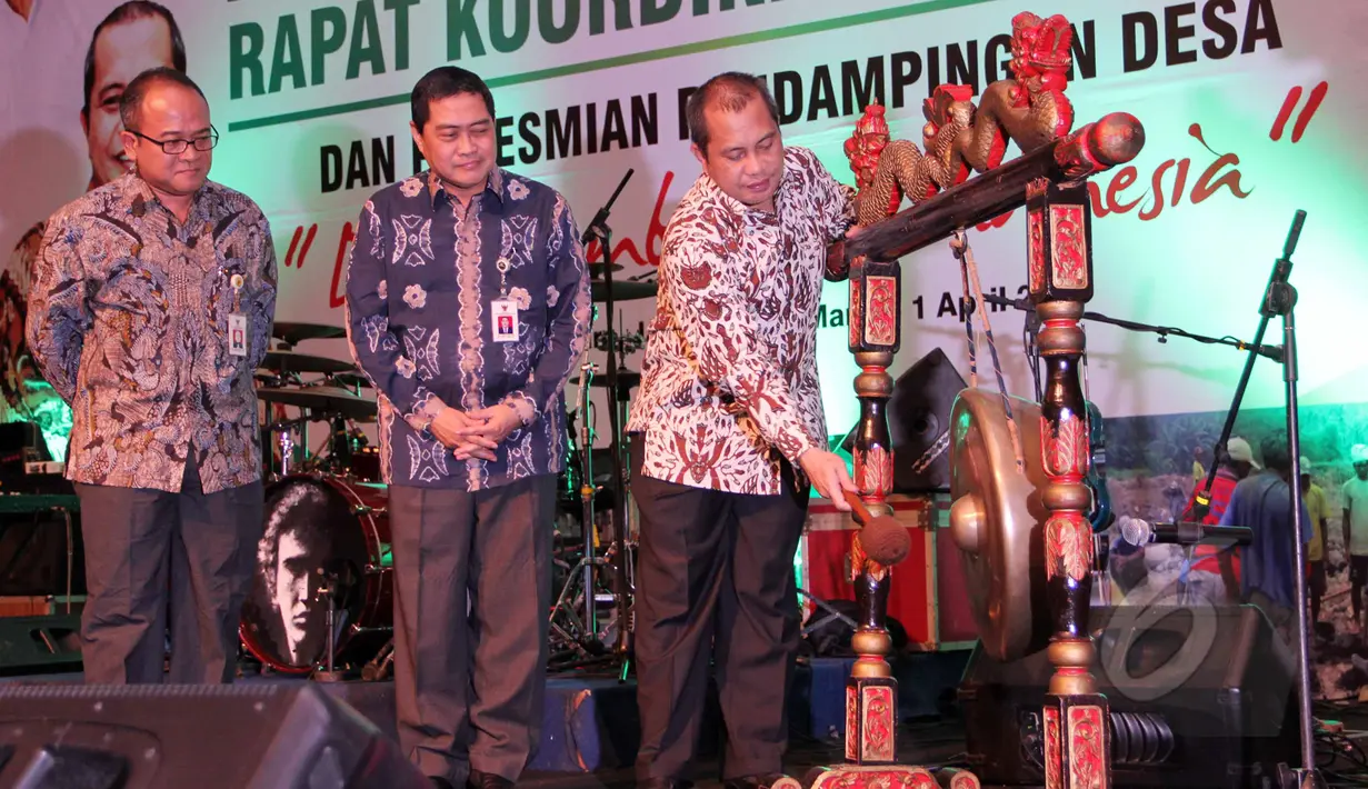 Menteri Desa, Pembangunan Daerah Tertinggal dan Transmigrasi (PDTT) Marwan Jafar memukul gong saat pembukaan Rapat Koordinasi Nasional Kementerian Desa PDTT di Jakarta, Selasa (31/3/2015). (Liputan6.com/Helmi Afandi)