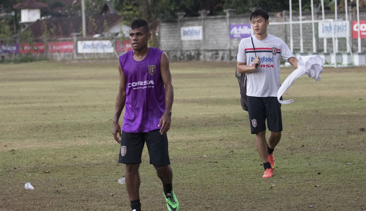 Pemain muda Bali United, Yabes Roni Malaifani dan Sutanto Tan atas inisiatif sendiri menambah porsi latihan untuk menambah kemampuan mereka di Lapangan Trisakti, Bali, Selasa (1/9/2015). (Bola.com/Vitalis Yogi Trisna)