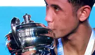 Tunggal putra Indonesia, Alwi Farhan, mencium trofi setelah mengalahkan Dong Tian Yao dari (Tiongkok) di final turnamen bulu tangkis Australia Open 2026, Sydney, pada Minggu 14 Juni 2026. (DAVID GREY/AFP)
