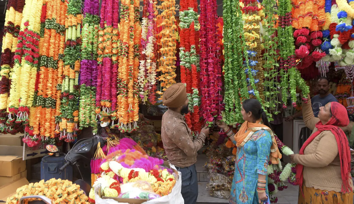 Orang-orang membeli barang-barang dekorasi menjelang festival Diwali di sebuah pasar di Amritsar, India pada 10 November 2020. Tahun ini festival lampu Diwali jatuh pada 14 November mendatang. (Photo by NARINDER NANU / AFP)