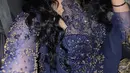 Tasya tampil dengan dress kebaya yang anggun. Warna yang ia pilih juga cenderung gelap, yakni biru tua. [Instagram.com/tasyafarasya]