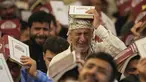 Seorang muslim Syiah Irak menangis saat berdoa pada malam lailatulqadar selama bulan suci Ramadhan di makam Imam Moussa al-Kadhim, Baghdad, Irak, Selasa (11/4/2023). (AP Foto/Hadi Mizban)