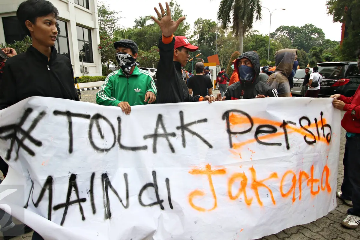 20151014-The Jak Bentangkan Spanduk Tolak Persib Main di Jakarta