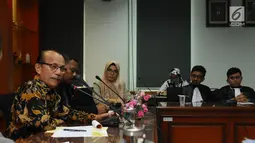 Pimpinan Komisi Yudisial, Maradaman Harahap (kiri) menjawab pertanyaan Aliansi Advokat Muda Indonesia di Jakarta, Kamis (18/5). AAMI melakukan audiensi dan memberikan dukungan moril kepada KY. (Liputan6.com/Helmi Fithriansyah)