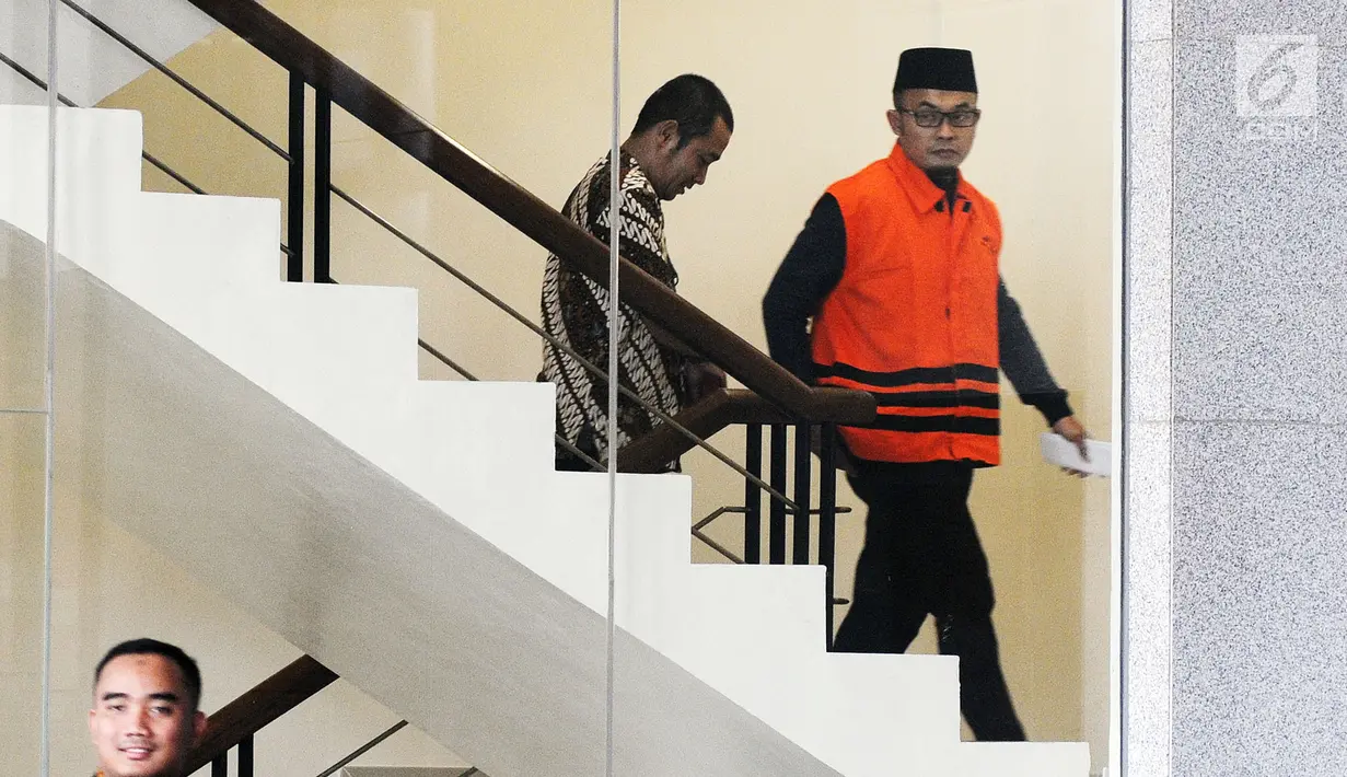 Ketua Fraksi PAN di DPRD Lampung Agus Bhakti Nugroho menaiki tangga saat di gedung KPK, Jakarta, Jumat (10/08).(Merdeka.com/Dwi Narwoko)