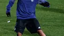 Bek Real Madrid, Marcelo mengontrol bola saat menghadiri sesi latihan jelang Final Piala Dunia Antar Klub di Yokohama, Jepang  (17/12). (REUTERS / Toru Hanai)