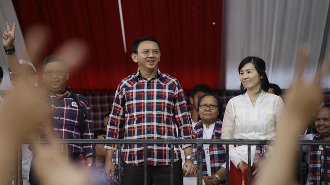 Basuki Tjahaja Purnama (Ahok) bersama Veronica Tan menghadiri kampanye Pemilihan Gubernur DKI Jakarta, 11 Februari 2017. Ahok dan Veronica dikaruniai tiga anak, Nicholas Sean Purnama, Nathania Purnama dan Daud Albeeneer Purnama. (AP Photo/Dita Alangkara)