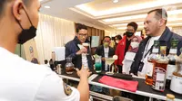 Menteri Pariwisata dan Ekonomi Kreatif/Kepala Badan Pariwisata dan Ekonomi Kreatif Sandiaga Salahuddin Uno (kiri), Direktur Politeknik Pariwisata Palembang Zulkifli Harahap (kanan) dan Perwakilan Mitra Usaha GoFood Nova Putra Legian (tengah) mencoba minuman racikan buatan mahasiswa Politeknik Pariwisata Palembang di Rumah Dinas Menteri Parekraf, Jakarta (8/07/2022). (Liputan6.com/Fery Pradolo)