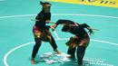 Pesilat Indonesia, Ayu Sidan Wilantari dan Ni Made Dwiyanti, saat beraksi pada Asean Games di Padepokan TMII, Jakarta, Rabu (29/8/2018). Ayu/Made berhasil meraih emas pada nomor seni ganda putri. (Merdeka.com/Imam Buhori)