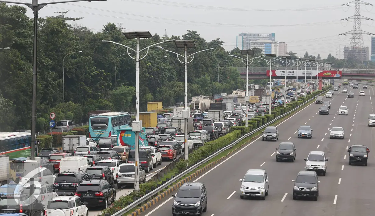 Kondisi kepadatan di Tol Jagorawi, Jakarta, Selasa (29/11). Untuk mengurangi kepadatan, PT Jasa Marga (Persero) Tbk akan memberlakukan sistem transaksi terbuka di Jalan Tol Jagorawi mulai Juni 2017 mendatang. (Liputan6.com/Immanuel Antonius)