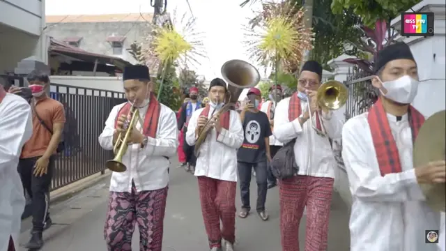 Syukuran Adik Ayu Ting Ting jadi sarjana dengan gaya Betawi (Foto: YouTube/Qiss You TV)