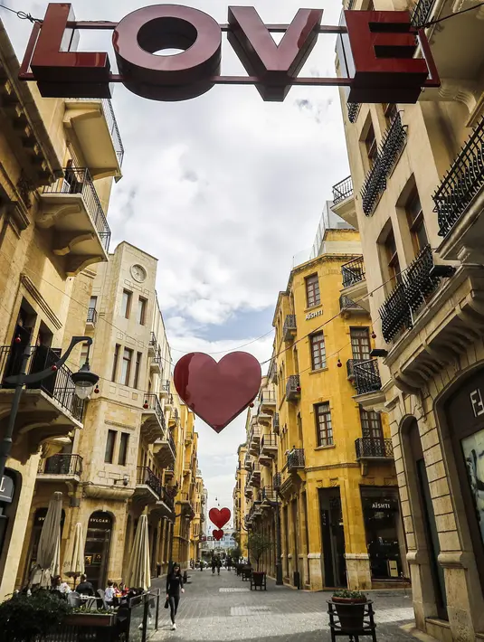 Suasana di sebuah jalan yang di dekorasi simbol hati di pusat ibukota Lebanon, Beirut (8/2). Kota tersebut bersiap untuk merayakan Hari Valentine pada 14 Februari. (AFP Photo/Joseph Eid)