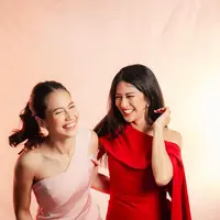 Dian Sastrowardoyo dan Pevita Pearce merupakan dua aktris yang menjadi brand ambassador POND'S. Dalam acara POND'S yang diselenggarakan beberapa Waktu lalu, keduanya sempat memperlihatkan kedekatan yang hangat. [Foto: Instagram/pevpearce]