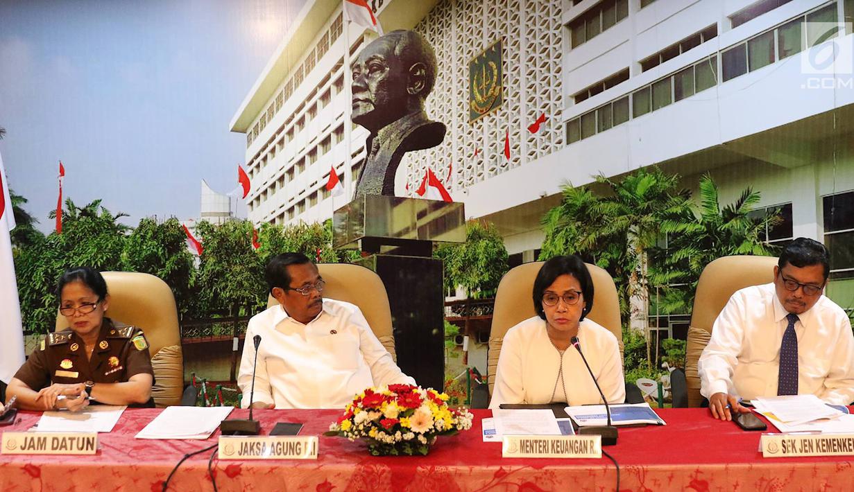 Jaksa Agung M. Prasetyo bersama Menteri Keuangan Sri Mulyani Indrawati menggelar konferensi pers di Jakarta, Senin (1/4). JPN yang mewakili Pemerintah Indonesia berhasil menyelamatkan uang negara sebanyak USD 469 juta atau kurang lebih Rp6,68 triliun. (Liputan6.com/Immanuel Antonius)