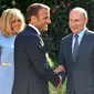 Presiden Prancis Emmanuel Macron (tengah) dan istrinya Brigitte (kiri) menyambut Presiden Rusia Vladimir Putin di Benteng Bregancon, Bormes-les-Mimosas, Prancis, Senin (19/8/2019). Putin menemui Macron untuk membahas krisis dunia. (Gerard Julien, Pool via AP)