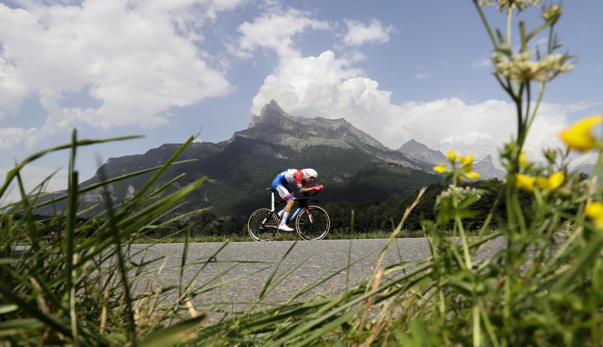 Pebalap Belanda, Tom Dumoulin, beraksi di Etape 18 Tour de France yang menggelar nomor individual time-trial berjarak 17 km antara Sallanches dan Megeve, Prancis, (21/7/2016). (AFP/Kenzo Tribouillard)