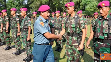 Citizen6, Jakarta: Komandan Korps Marinir Mayor Jenderal TNI M. Alfaan Badarudin, melepas Prajurit Marinir dalam Latihan Bersama Multilateral RIMPAC 2012, di Lapangan Apel Kesatrian Hartono, Bhumi Marinir Cilandak, Senin (25/6). (Pengirim: Marinir).